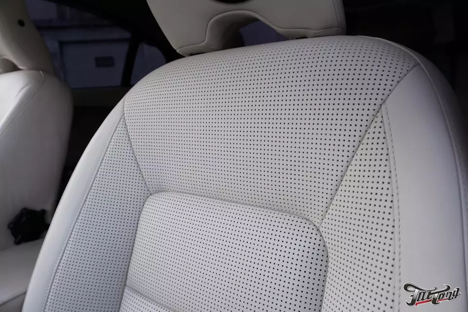Volvo S80. Перешили передние сидения, изготовив квадратную перфорацию.